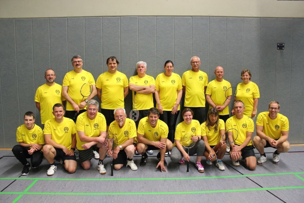 Gruppenfoto der Badminton-Abteilung in gelben Vereinstrikots