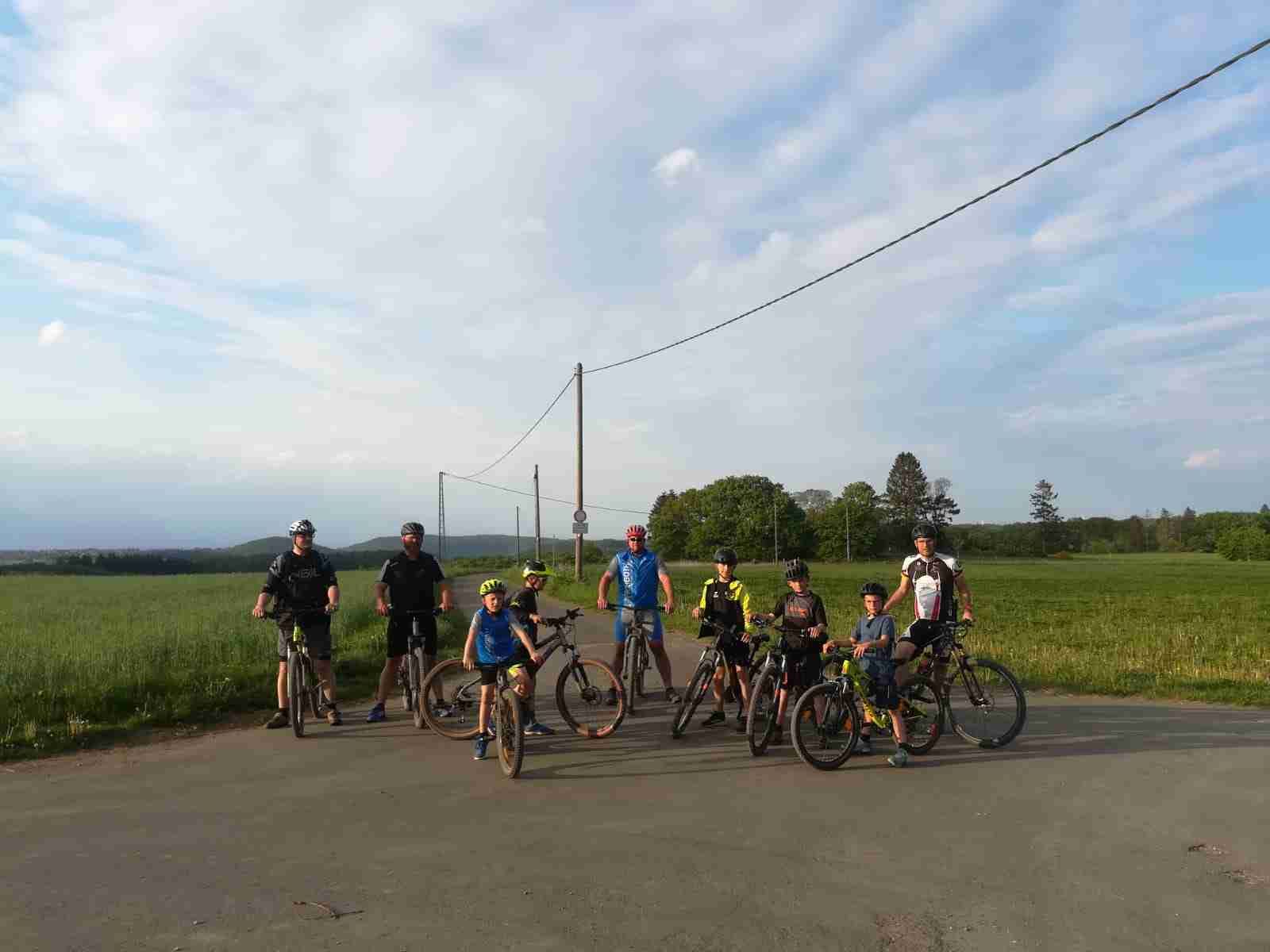 Eine Gruppe mit Fahrrädern bei einem Ausflug am Ortsrand