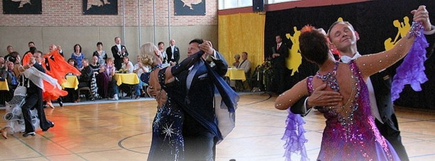 Tanzpaare bei einer gemeinsamen Veranstaltung in der Halle