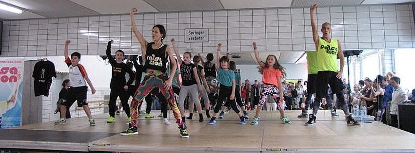 Eine Gruppe trainiert gemeinsam in der Turnhalle
