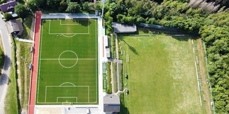 Luftaufnahme des Rasen- und Kunstrasenplatzes in Schmidt