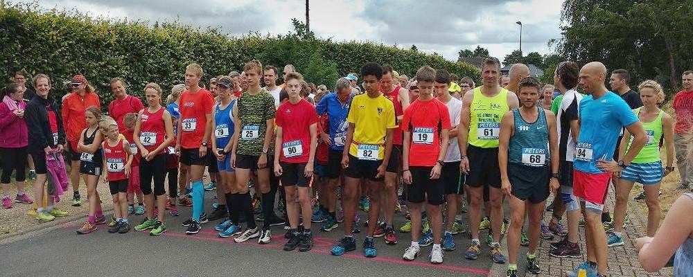 Läuferinnen und Läufer vor dem gemeinsamen Start in Schmidt